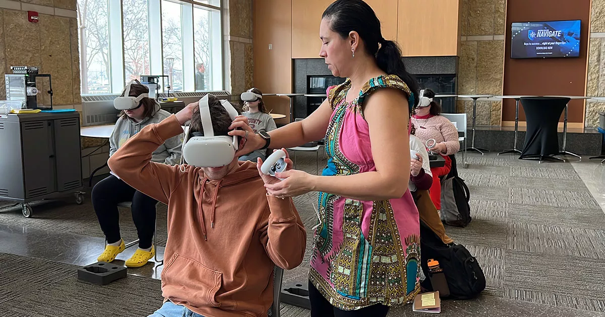 Caroline Bailey assisting students with VR in Spanish class